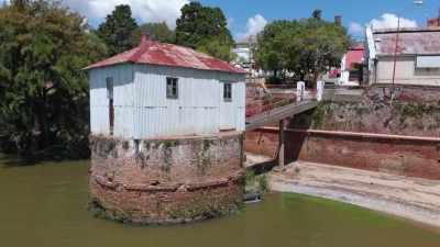 We're in this sleepy charming
riverside town. - Mysteries of the Abandoned