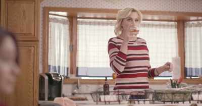 - We're not together!
- I've got an idea. - Lez Bomb