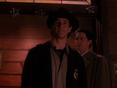 We're pulling in deputies from all over
to surround the place. - Twin Peaks