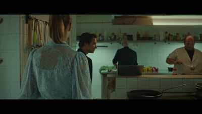 We're talking about dishes and cutlery.
[chuckles] - Spoiled Brats