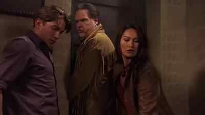 We're trapped. - Relic Hunter