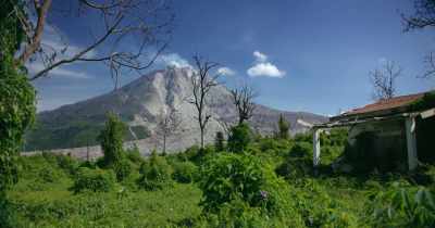 [Werner] Indonesia was the right place
for an aspiring scientist. - Into the Inferno