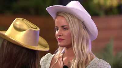 >> WESTEN IMETS A TEXT AND
READING IT OUT AND I MALLORY IS - Love Island