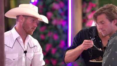 >> WESTON, THAT IS A IMREAT IT
TEXT TO RECEIVE, BRO. - Love Island