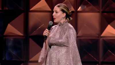 We've also got the hilarious
Ivo Graham here tonight. - Backstage with Katherine Ryan