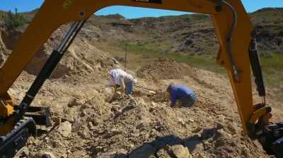WE'VE BEEN DIGGING
FOR DAYS ON END - Dino Hunters