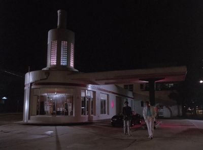 We've got to find a safe house
for Lombard. - Miami Vice
