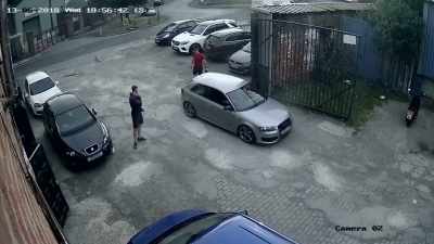 We've got physical CCTV
of him being given it back. - The Detectives: Fighting Organised Crime