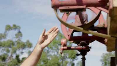 We've got the drive wheel
going in the right rotation, - Aussie Inventions That Changed The World