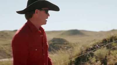 WE'VE GOT TO GET THIS DIRT
MOVED OFF THE TOP. - Dino Hunters