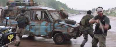 - We've gotta get outta here!
- Go, go! Get in! - Foxtrot Six