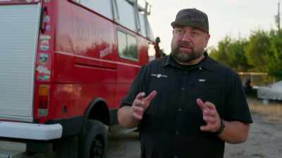 We've gotta get the motor
into the bus, - Shorty's Dream Shop