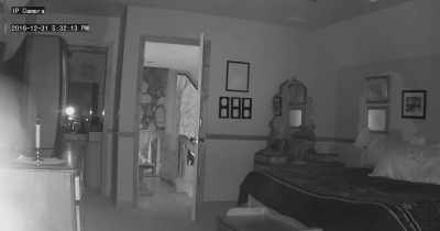 We've seen light shut off. - The House in Between