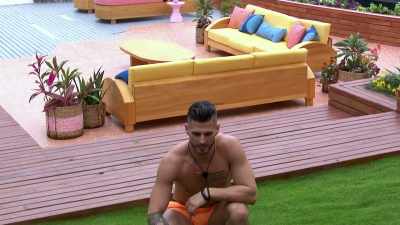WE'VE SEEN YOU WITH MO MAKE-UP
ON, WHICH I THINK IS GREAT, - Love Island