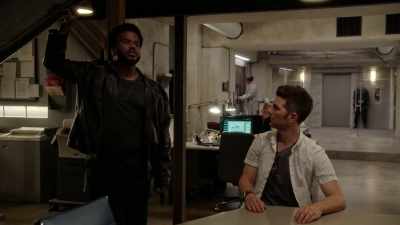 - Wha...?
- I'm gonna go in there, thank her - Ghosted