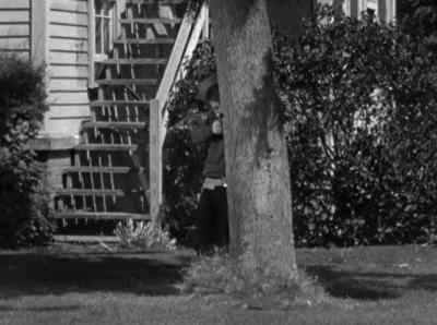 -What a cheesy gun.
-Can I try yours?  -Nah... - Alfred Hitchcock Presents