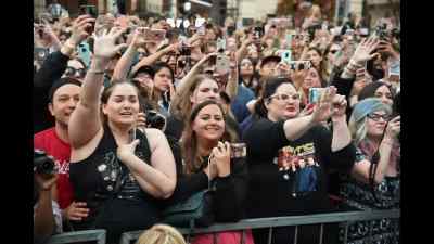 What is a fangirl? - Larger than Life: Reign of the Boybands
