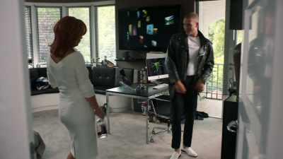 - What a strange outfit.
- I have a date. - Just Friends