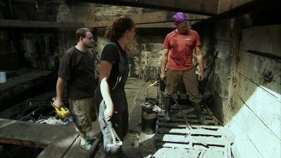 WHAT A STRANGE SWEAT PATTERN
I GOT GOING. - Dirty Jobs