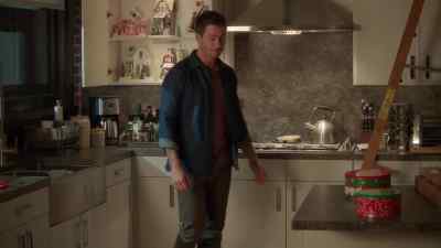 - What about those boxes there?
- Oh, those are my mom's. - The Holiday Junkie