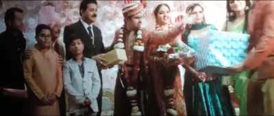 - What are you charging per head?
- Enjoy! It's free for you. - Sui Dhaaga - Made in India