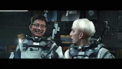 -What are you doing?
-[chuckles] - The Wandering Earth