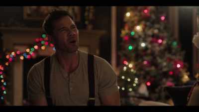 -What are you doing?
-Claims to be the real Santa. - Catch Me If You Claus
