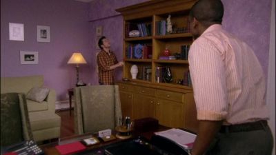 - What are you doing?
- Dude, I think this thing opens up. - Psych