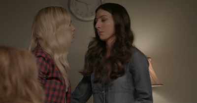 - What are you doing?
- Hailey and I are in a relationship. - Lez Bomb