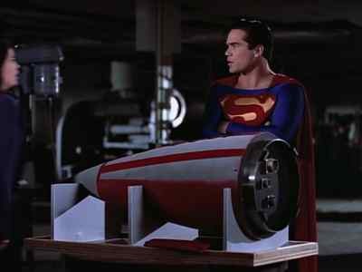 - What are you doing here?
- I can't find Clark. - Lois & Clark: The New Adventures of Superman