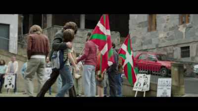 - What are you doing here?
- Nothing, I want to be with you. - Once Upon a Time in Euskadi