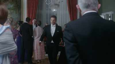 - What are you doing here?
- Oh, look at you! - The Reluctant Royal
