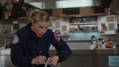 - What are you doing?
- Hmm? Nothing. - Chicago Fire