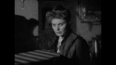 - What are you doing?
- I was lying down. - Gaslight
