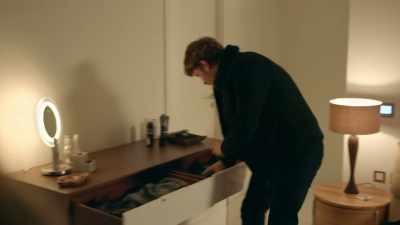 - What are you doing?
- I'll go and get your stuff from halls later. - Clique