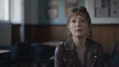 - What are you doing?
- I'm sending it to myself. - Magpie Murders