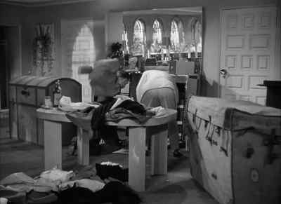 - What are you doing in here?
- The count certainly knows how to pack. - A Night in Casablanca