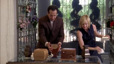 - What are you doing?
- It's uneven. - Monk