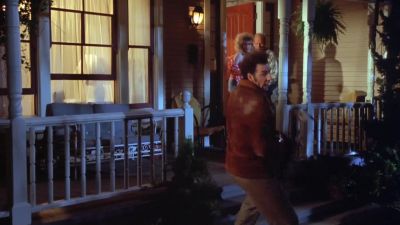 -What are you doing?
-Kramer, help me, help me! - Seinfeld