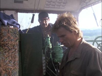 - What are you doing? - l'm gonna rig it - MacGyver