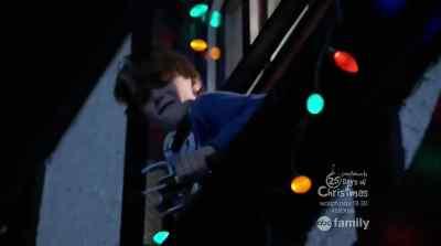 What are you doing? No no don't pull, push. - Home Alone: The Holiday Heist