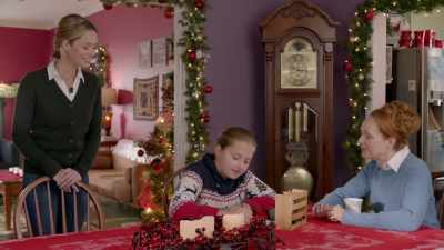 - What are you doing now?
- I'm planning my gift for Dad. - Jingle Bell Princess