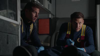 - What are you doing now?
- Intubating him. - 9-1-1