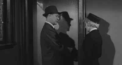 - What are you doing?
- Padlock. - The Night Walker