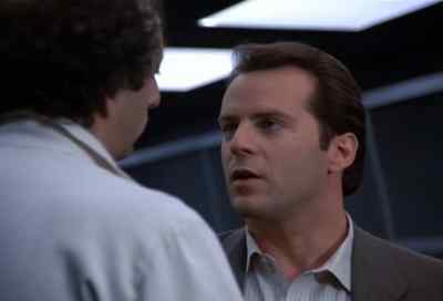 - What are you doing?
- Stay inside! - Moonlighting