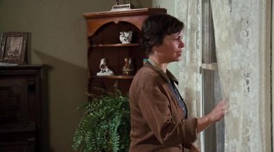 -What are they doing?
-Turn him around! - The Waltons