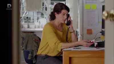- What are you doing?
- Waiting for the phone to ring. - The Brokenwood Mysteries