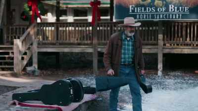 - What are you doing?
- What's it look like, Katie Bear? - A Bluegrass Christmas