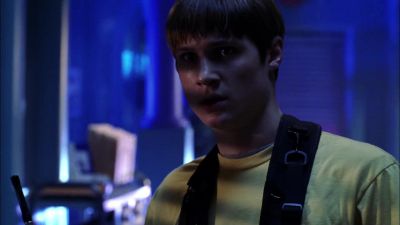 - What are you doing?
- You have a bomb on your chest. - Smallville
