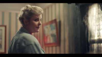 -What are we going to do?
-Oh, for God's sake, Mary, would you look? - Derry Girls